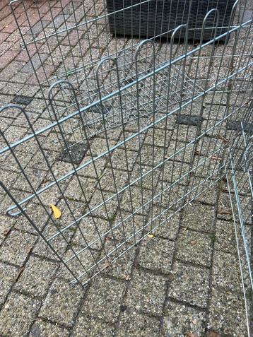 Ijzeren konijnen ren beschikbaar voor biedingen