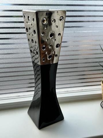 Prachtige decoratieve vaas glanzend zwart met zilver kleur beschikbaar voor biedingen