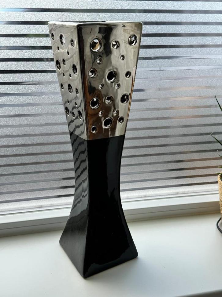 Prachtige decoratieve vaas glanzend zwart met zilver kleur, Huis en Inrichting, Woonaccessoires | Vazen, Zo goed als nieuw, Overige kleuren