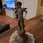 Oud Beeldje van Man met Gereedschap  22x7 cm groot, Antiek en Kunst, Ophalen of Verzenden