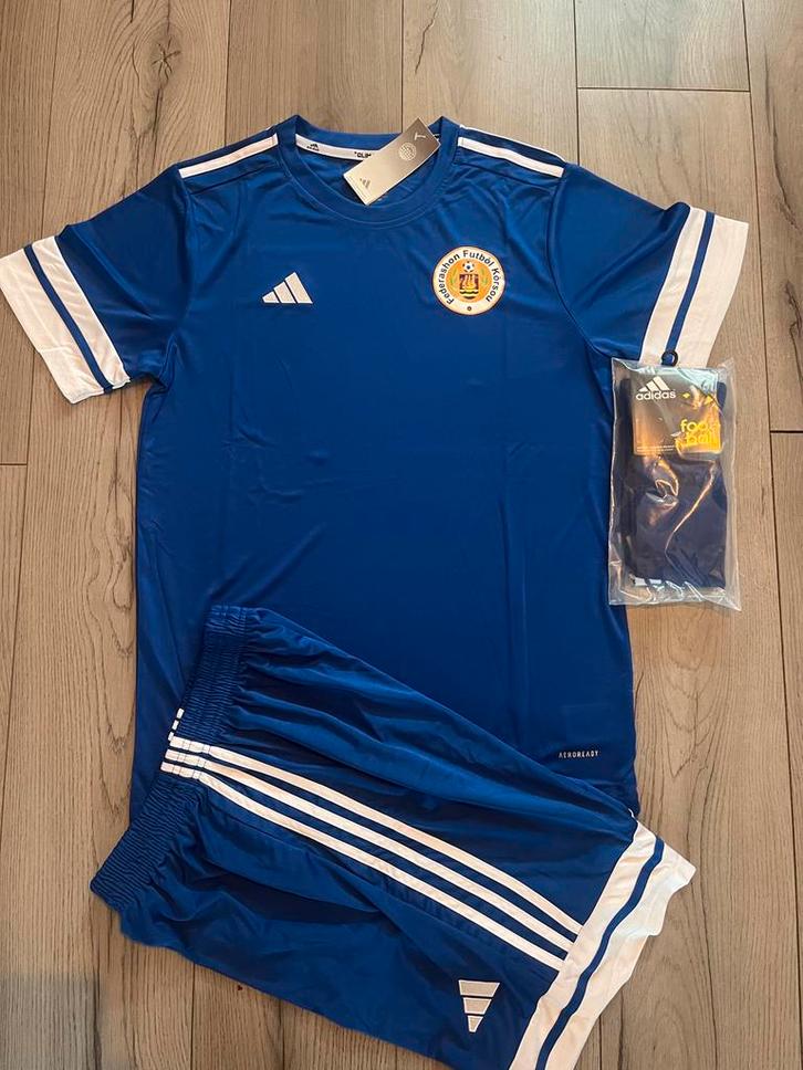 FFK Curaçao Thuis Tenue 2025 - Nieuw!, Sport en Fitness, Voetbal, Nieuw, Set, Maat XL, Ophalen of Verzenden