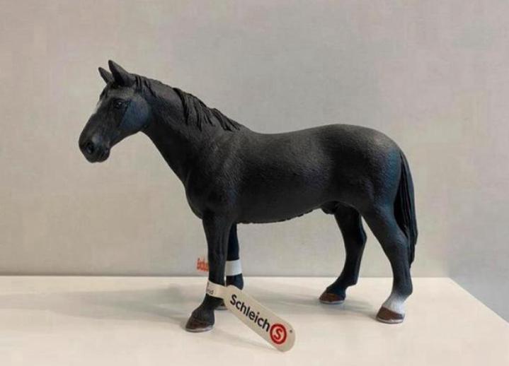 Schleich Exclusive Hannoveraan Hengst Met Vaan ~ 72096, Verzamelen, Dierenverzamelingen, Zo goed als nieuw, Beeldje of Figuurtje