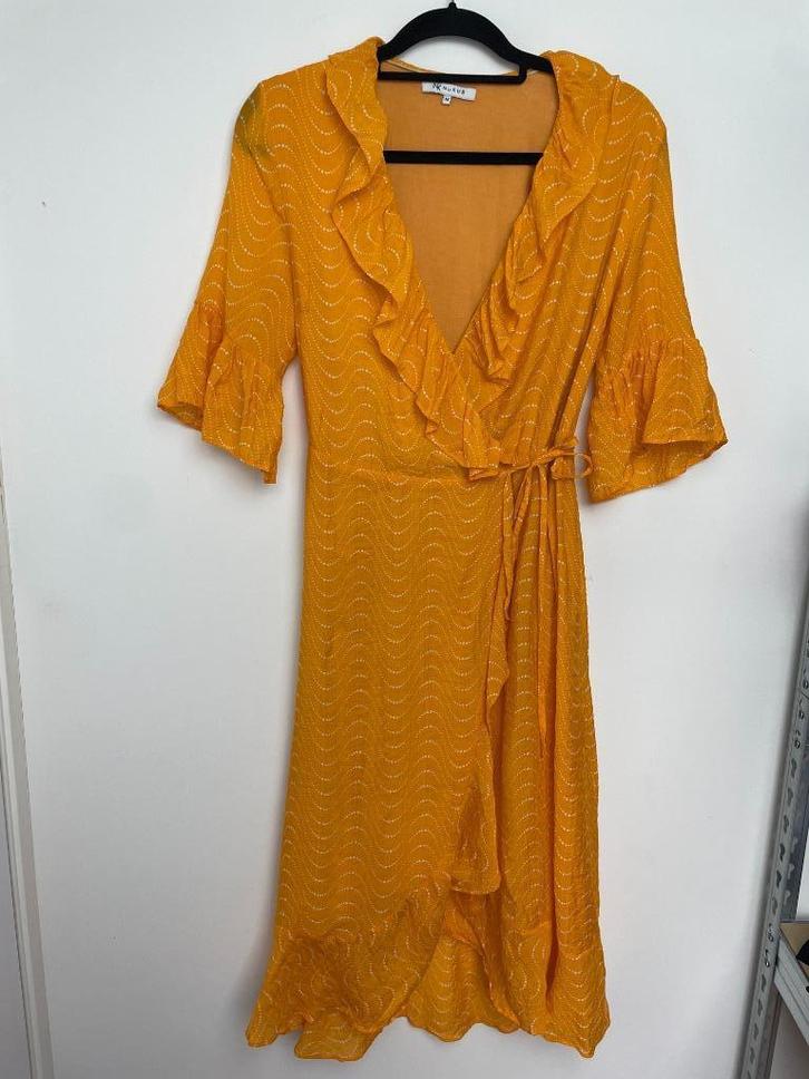Nukus Ava Mace oranje overslagjurk met ruches en stippen 38, Kleding | Dames, Jurken, Zo goed als nieuw, Maat 38/40 (M), Oranje