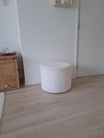 Boucle poef, kleur off white, 50x40cm beschikbaar voor biedingen