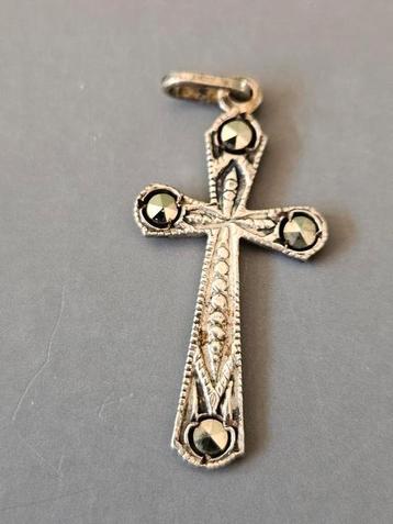 5 kleine antieke zilveren kruisjes.
Ketting hangertjes. beschikbaar voor biedingen