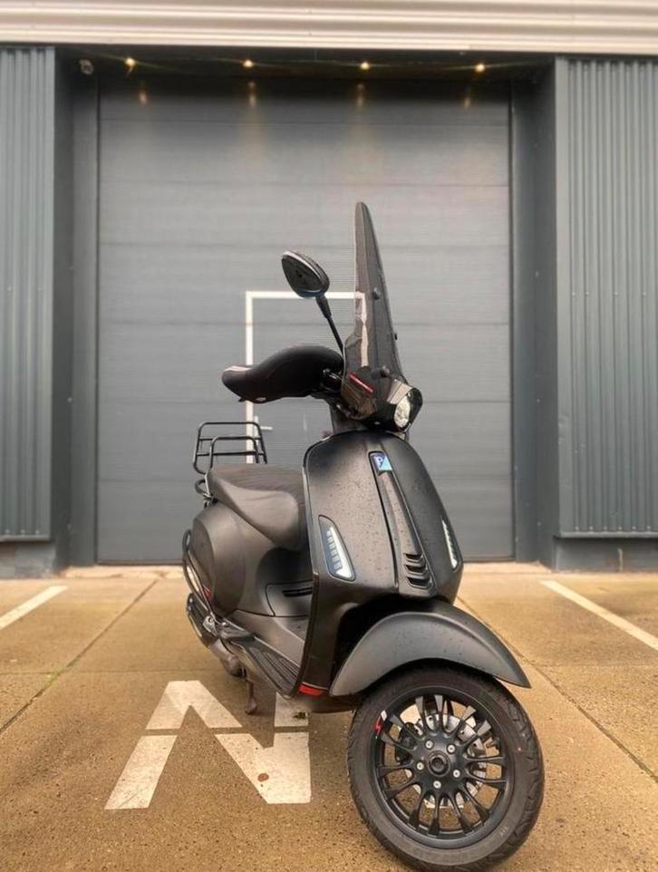Vespa Sprint 2022 Full option inclusief handmoffen/beenkleed, Fietsen en Brommers, Scooters | Vespa, Zo goed als nieuw, Vespa S