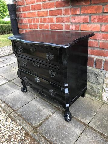 Antieke zwarte buikkast / commode met sierlijke details beschikbaar voor biedingen