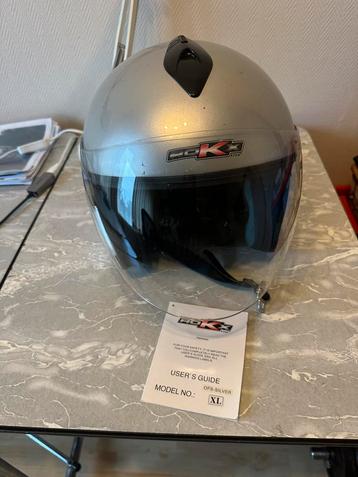 Helmets helm met raamwerk . beschikbaar voor biedingen