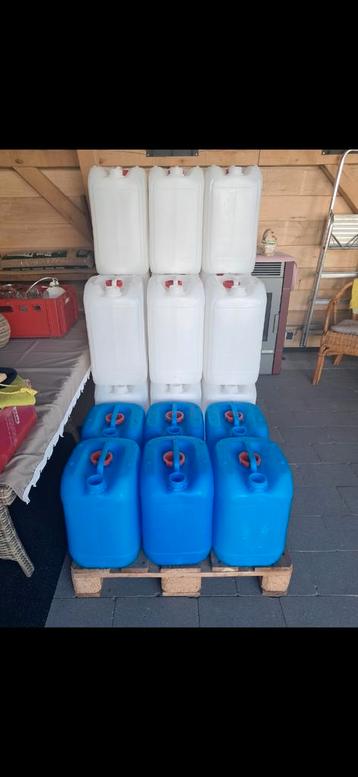 Blauwe jerrycans 20 liter - schoon en stapelbaar beschikbaar voor biedingen