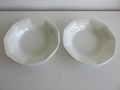 2 witte diepe borden, pasta bord, soep bord keramiek, Huis en Inrichting, Keuken | Servies, Gebruikt, Bord(en), Effen, Keramiek