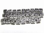 Zilverkleurige kubus letterkralen met zwarte opdruk (75 st.), Nieuw, Kraal, Verzenden