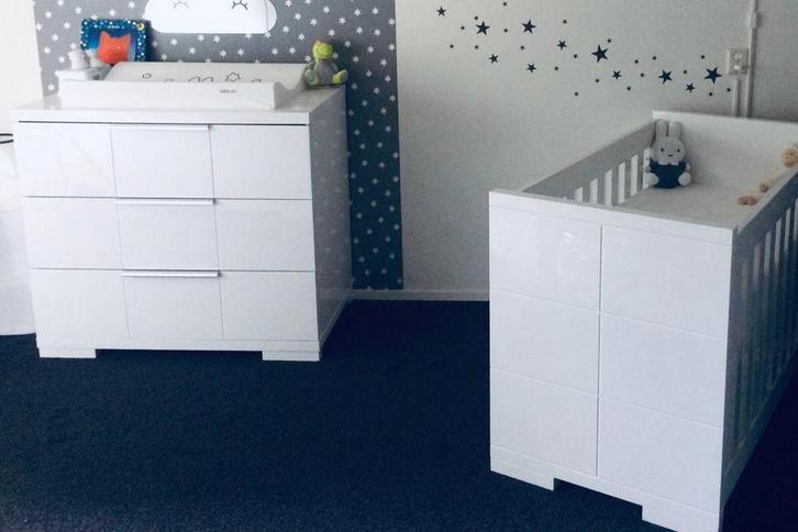 Hoogglans wit  kinderkamer (commode / kast / ledikant), Kinderen en Baby's, Kinderkamer | Complete kinderkamers, Zo goed als nieuw