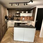 Luxe showroomkeuken met high-end apparatuur en innovaties, Graniet of Steen, Ophalen of Verzenden, Zo goed als nieuw, Crème