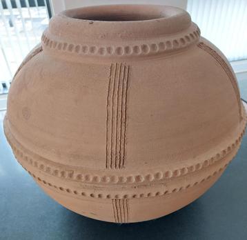 Grote ronde terracotta pot handwerk beschikbaar voor biedingen