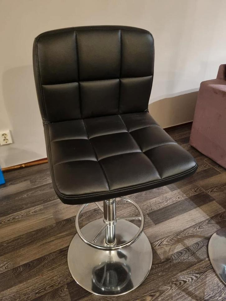 Barkrukken set €60,-, Huis en Inrichting, Barkrukken, Zo goed als nieuw, 60 tot 90 cm, Kunststof, Metaal, 2 krukken, In hoogte verstelbaar