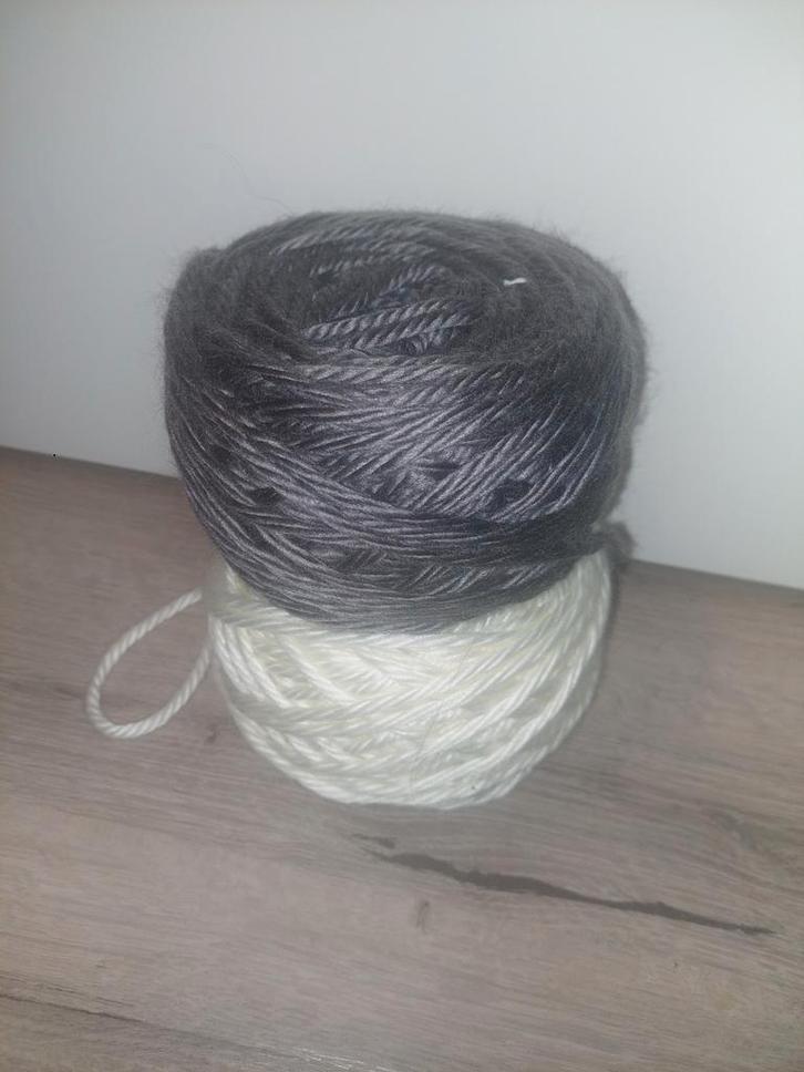Breigaren Alison & Mae - Grijs en Wit, Hobby en Vrije tijd, Breien en Haken, Zo goed als nieuw, Breien, Wol of Garen, Verzenden