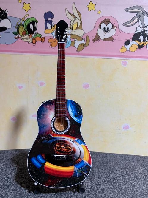 Miniatuur gitaar tribute gitaar van ban ELO, Muziek en Instrumenten, Snaarinstrumenten | Gitaren | Akoestisch, Nieuw, Klassieke of Spaanse gitaar