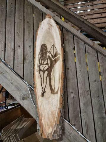 Boomstam /schijf met Gravure: Dame met Surfplank 112cm beschikbaar voor biedingen