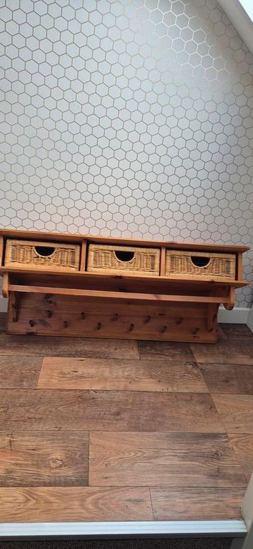 Grenen landelijke kapstok met drie mandjes  beschikbaar voor biedingen