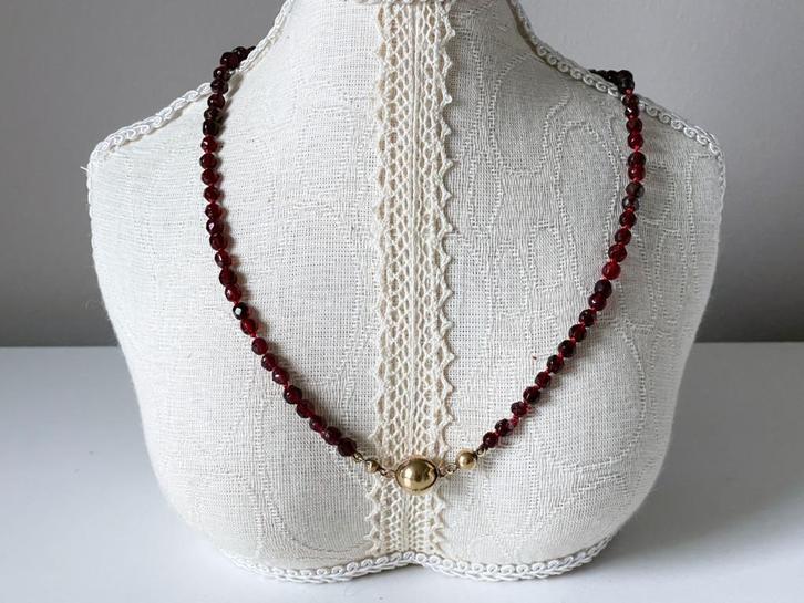 Handgeknoopte Granaatjes Ketting met Gouden Bolslotje, Sieraden, Tassen en Uiterlijk, Antieke sieraden, Ketting, Goud, Ophalen of Verzenden