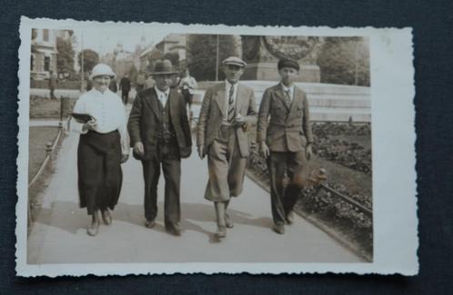 Fotokaart - Heer met personeel aan de wandel., Verzamelen, Foto's en Prenten, Gebruikt, Foto, Klederdracht, Voor 1940, Verzenden