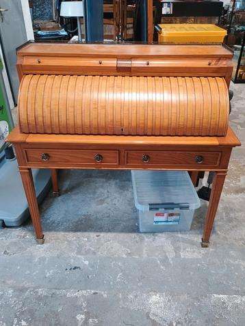 Secretaire  beschikbaar voor biedingen