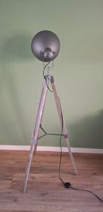 Stijlvolle Staande Lamp met Houten Driepoot, Huis en Inrichting, Lampen | Vloerlampen, Ophalen