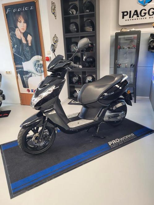 Peugeot kisbee rs  Black edition, Fietsen en Brommers, Scooters | Peugeot, Zo goed als nieuw, Overige modellen, Maximaal 45 km/u