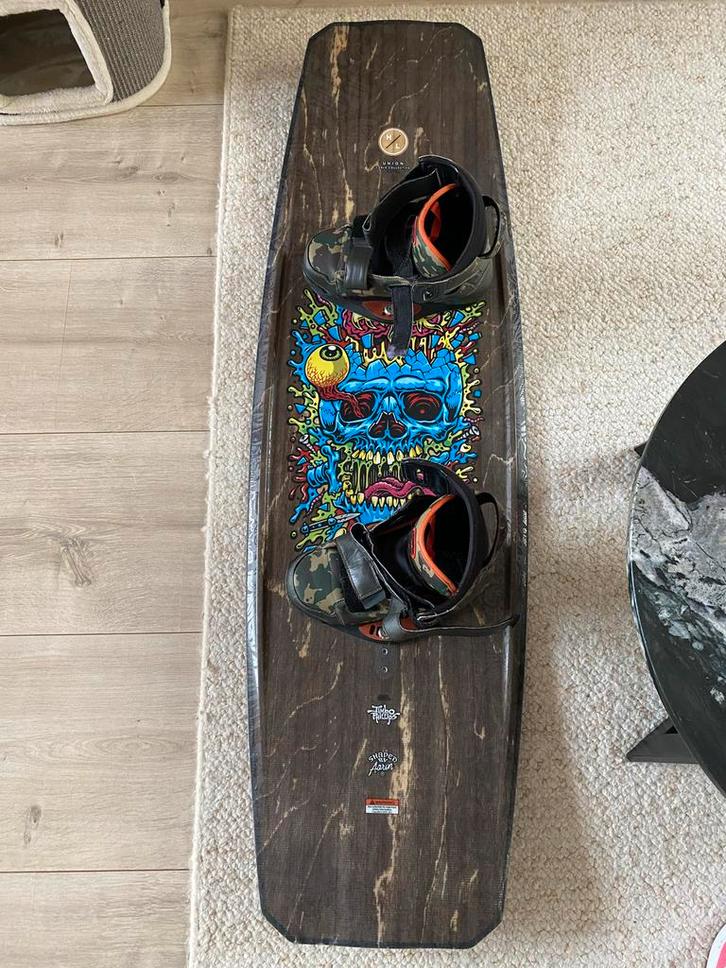 Hyperlite Union Wakeboard + Slingshot Bindingen (z.g.a.n.), Watersport en Boten, Wakeboarden, Zo goed als nieuw, Board en Schoenen