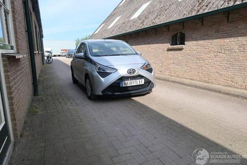Toyota Aygo 1.0 VVT-i x-play (bj 2022), Auto diversen, Schadeauto's, Handgeschakeld, Benzine, Hatchback, Zilver of Grijs