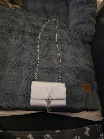  Zilveren Mario Valentino tas met ketting – chic!  beschikbaar voor biedingen