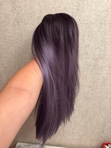 Paarse pruik van Adore my Wig beschikbaar voor biedingen