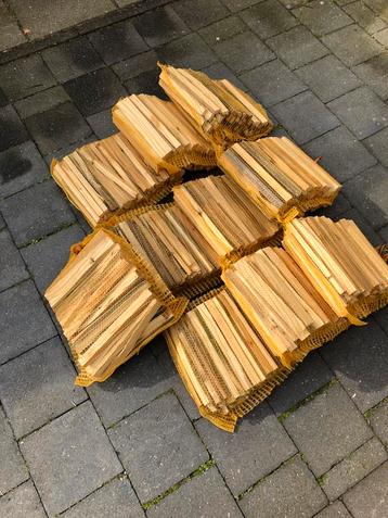 Droog aanmaakhout €3,75 per zak a 9 dm3 (3 voor €10,-) beschikbaar voor biedingen