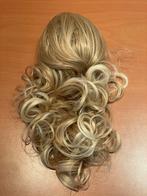 Blonde haarklem met krullen., Ophalen of Verzenden, Zo goed als nieuw, Pruik of Haarverlenging