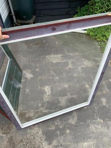 Houten kozijn met glas beschikbaar voor biedingen