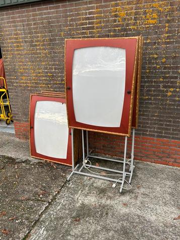 6 vintage reclameborden/posterkasten met verlichting beschikbaar voor biedingen