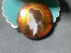 MET DE HAND FRAAI BEWERKTE BROCHE MET RELIEF VAN DAME, Sieraden, Tassen en Uiterlijk, Verzenden, Broche