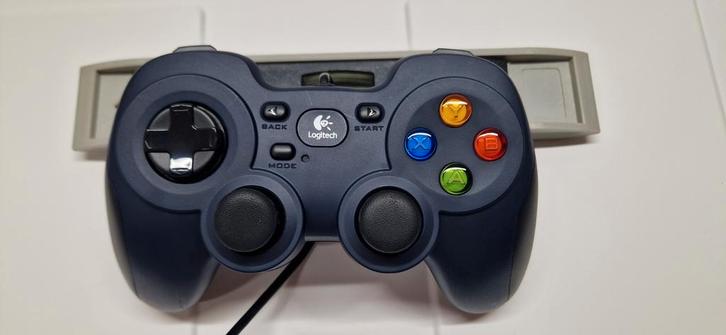 Logitech F310 gaming controller, Spelcomputers en Games, Spelcomputers | Xbox | Accessoires, Zo goed als nieuw, Controller, Ophalen of Verzenden