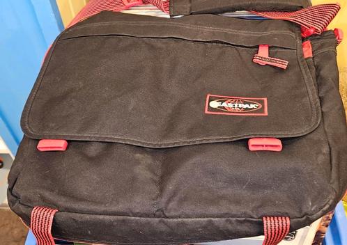 Eastpak zwart-roode tas. Zo goed als nieuw., Sieraden, Tassen en Uiterlijk, Tassen | Schooltassen, Zo goed als nieuw, Schoudertas