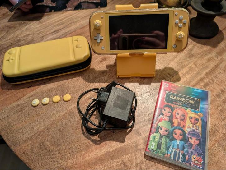 Nintendo Switch Lite - Geel + Accessoires, Spelcomputers en Games, Games | Nintendo Switch, 1 speler, Vanaf 3 jaar, Ophalen of Verzenden