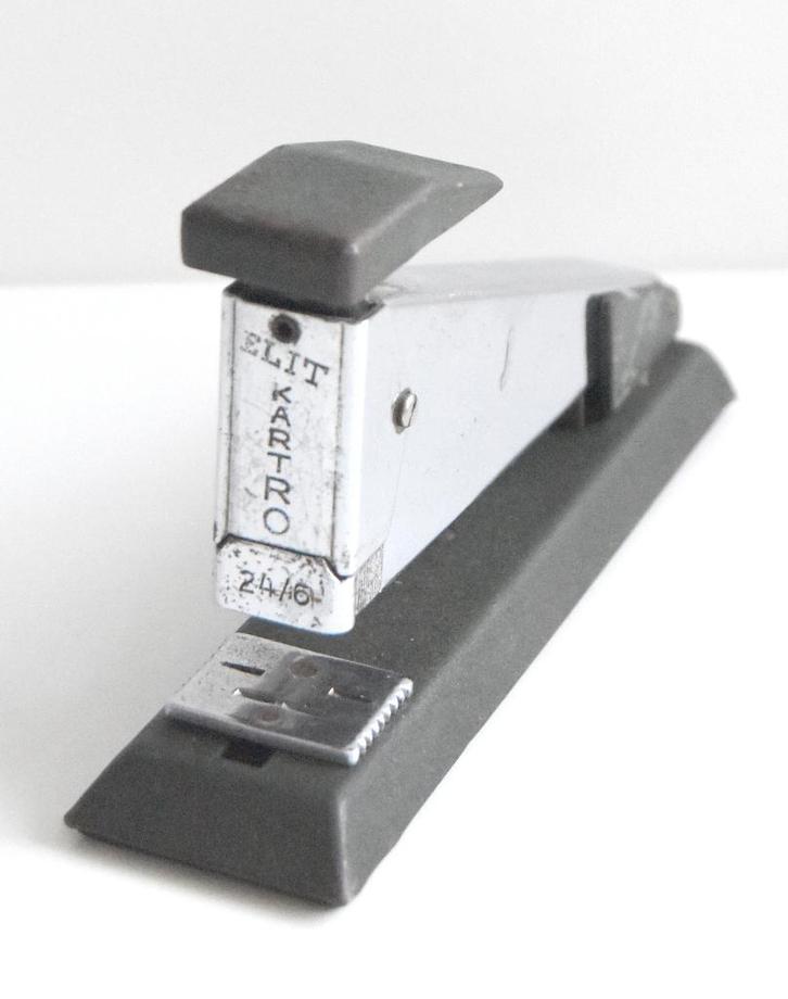 Vintage Kartro Elite nietmachine in goede staat, Antiek en Kunst, Antiek | Kantoor en Zakelijk, Ophalen of Verzenden