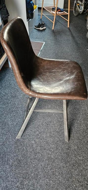 Lederen barkruk beschikbaar voor biedingen