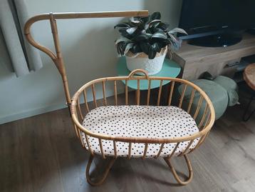 Rotan baby wiegje beschikbaar voor biedingen