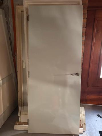 Hele nette binnendeur 201 hoog 83 breed 4 cm dik beschikbaar voor biedingen