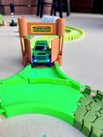 Speelgoed autobaan met rijdende auto, stoplicht, dino, bomen, Ophalen of Verzenden, Zo goed als nieuw, Jongen of Meisje