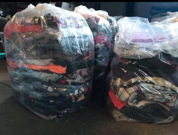 13 zakken met kleding beschikbaar voor biedingen