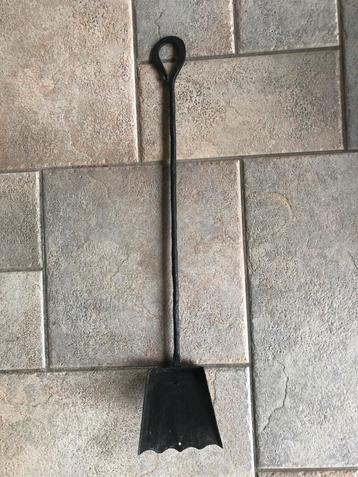 Sneedijzeren schepje voor openhaard of houtkachel  beschikbaar voor biedingen