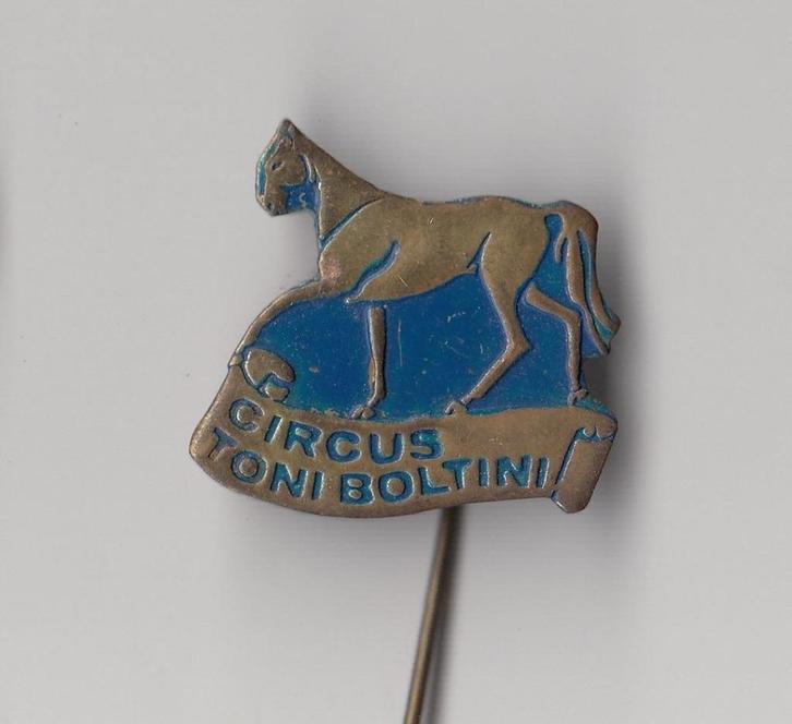 Circus Toni Boltini Paard speldje, Verzamelen, Speldjes, Pins en Buttons, Gebruikt, Speldje of Pin, Overige onderwerpen, Ophalen of Verzenden