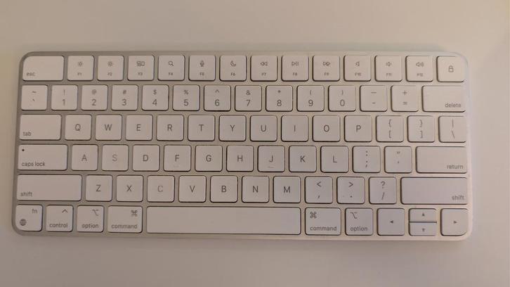 Apple Magic Keyboard-Wireless A2450, Computers en Software, Toetsenborden, Zo goed als nieuw, Qwerty, Draadloos, Multimediatoetsen