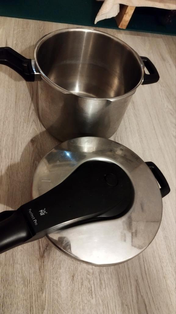 RVS Snelkookpan - 2 stuks-WMF Perfect Pro, Huis en Inrichting, Keuken | Potten en Pannen, Zo goed als nieuw, Kookpan of Snelkookpan